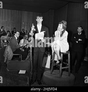 Das Brautpaar Roy und Ann Hudd haben ihre Flitterwochen für Roy gekürzt, um einen Platz in der Midday Music-Hall im BBC Radio im Manchester Playhouse zu besuchen. 16th Mai 1961. Stockfoto