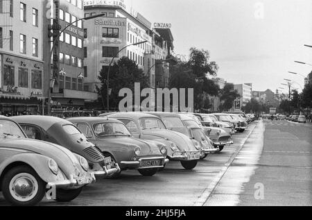 Szenen in West-Berlin, Westdeutschland, die zeigen, wie das tägliche Leben kurz nach dem Beginn des Mauerbaus normal weitergeht. Geparkte Autos wie VW Käfer und Renault Gordinis auf einer der Haupteinkaufsstraßen. 18th. August 1961. Stockfoto