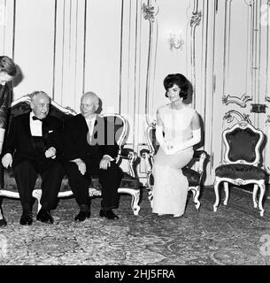 Der Besuch des amerikanischen Präsidenten John F. Kennedy in Wien, Österreich, zu Gesprächen mit dem sowjetischen Ministerpräsidenten Nikita Chruschtschow. Der sowjetische Anführer mit der First Lady Jackie Kennedy. 3rd. Juni 1961. Stockfoto