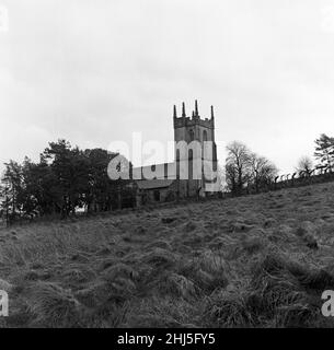 Das Dorf Imber, auf der Salisbury Plain in Wiltshire. Imber wurde 1943 evakuiert, um amerikanischen Truppen einen Übungsraum zu bieten, der sich auf die Invasion Europas während des Zweiten Weltkriegs vorbereitete. Abgebildet, St. Giles Kirche. 26th. Februar 1961. Stockfoto