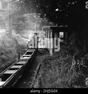 Eisenbahnliebhaber kommen in der Miniatureisenbahn in 'Greywood', dem Garten von Sir John Samuel, im Burwood Park, Walton-on-Thames, auf ihre Kosten. 13th. August 1961. Stockfoto