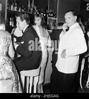 1956 Venice Film Festival, Freitag, 31st. August 1956. Unser Bild Zeigt ... Die italienische Schauspielerin Elsa Martinelli an der Bar. Stockfoto