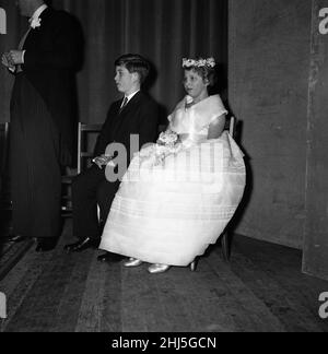 Die Hochzeit von Pamela Mountbatten und David Hicks in der Romsey Abbey, Hampshire. Prinz Charles und Prinzessin Anne an der Rezeption. 13th. Januar 1960. Stockfoto