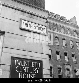 Gesamtansicht der Frith Street, Soho, London, 26th. Juni 1956. Das Twentieth Century House befindet sich an der Stelle von drei alten Häusern, Nr. 31 und 32 Soho Square und Nr. 67 Frith Street. Stockfoto