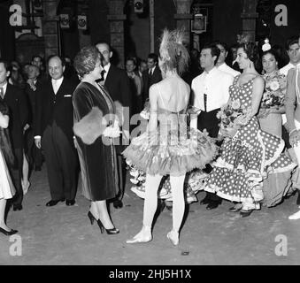 Queen Elizabeth, die Queen Mother und Prinzessin Margaret besuchen am Donnerstag, den 8th. Dezember 1960, eine Gala-Matinee des Balletts zur Unterstützung der Royal Academy of Dancing im Theatre Royal, Drury Lane, London. Unser Bild Zeigt ... Die Queen Mother trifft hinter der Bühne Tänzer. Stockfoto