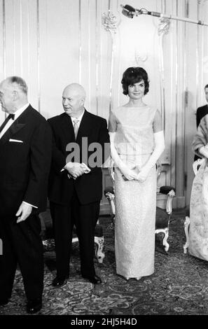 Der Besuch des amerikanischen Präsidenten John F. Kennedy in Wien, Österreich, zu Gesprächen mit dem sowjetischen Ministerpräsidenten Nikita Chruschtschow. Der sowjetische Führer Nikita Chruschtschow und die First Lady Jacqueline Kennedy. 3rd. Juni 1961. Stockfoto