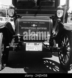 Ein revolutionäres Auto mit Sonnenenergie. Das Oldtimer hat Solarzellen auf dem Dach. Dr. Charles Escoffery, ein Wissenschaftler aus El Segundo, Kalifornien, hat Pionierarbeit bei der Entwicklung von Solarzellen geleistet. 9th. August 1960. Stockfoto