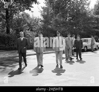 Beginn des Baus der Berliner Mauer.am 13th. August um Mitternacht begannen Polizei und Einheiten der DDR-Armee mit der Schließung der Grenze und am Sonntagmorgen, dem 13. August, wurde die Grenze zu West-Berlin geschlossen. Bild zeigt: General Bruce C Clarke, Oberbefehlshaber der US-Armee in Europa (zweite links) mit US-Berliner Kommandant Brigadier General Fredrick Hartel (dritte links) und West-Berliner Bürgermeister Willy Brandt (links), der drei Tage nach Baubeginn am Brandenburger Tor eintrifft. 16th. August 1961. Stockfoto