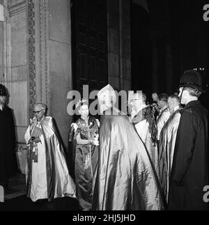 Mitglieder der königlichen Familie nehmen an der Einweihung der Kapelle des „Most Excellent Order of the British Empire“ Teil, dem größten Ritterorden in der Krypta der St. Paul's Cathedral. Königin Elizabeth II. Schüttelt sich die Hände mit dem Bischof von London, Henry Montgomery Campbell. 20th Mai 1960. Stockfoto