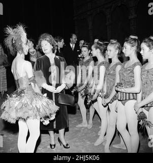 Queen Elizabeth, die Queen Mother und Prinzessin Margaret besuchen am Donnerstag, den 8th. Dezember 1960, eine Gala-Matinee des Balletts zur Unterstützung der Royal Academy of Dancing im Theatre Royal, Drury Lane, London. Unser Bild Zeigt ... The Queen Mother trifft Künstler hinter der Bühne. Stockfoto