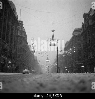 Der heftige Schneefall an Silvester verlässt die Londoner Regent Street in der Nähe menschenleerer Käufer, während die wenigen Autos, die sich auf unbehandelten Straßen wagen, kämpfen. 31st. Dezember 1961 Stockfoto