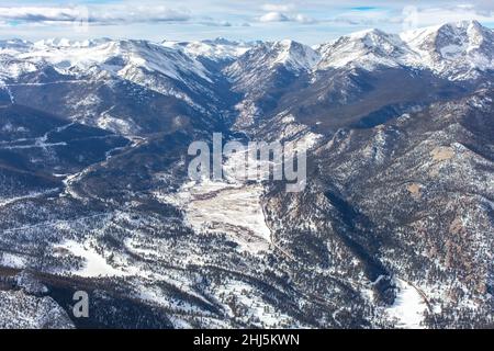 Luftaufnahme des Rocky Mountain National Park im Winter. Stockfoto