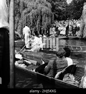 Ein Bootsrennen in Oxford und Cambridge mit einem Unterschied. Es ist das jährliche Punt Relay Race, das abwechselnd in Oxford und Cambridge stattfindet. Das diesjährige Rennen fand auf der River Cam in Cambridge statt. 19th Mai 1957. Stockfoto