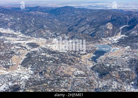 Winterluftfoto des Estes Park, Colorado mit Blick nach Osten. Stockfoto