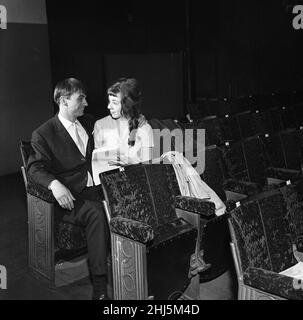 Das Brautpaar Roy und Ann Hudd haben ihre Flitterwochen für Roy gekürzt, um einen Platz in der Midday Music-Hall im BBC Radio im Manchester Playhouse zu besuchen. 16th Mai 1961. Stockfoto