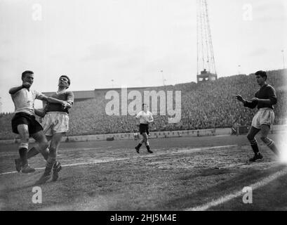 English League Division ein Spiel in Stamford Bridge. Chelsea 1-3 Tottenham Hotspur, English League Division ein Spiel in Stamford Bridge, 15th. April 1960. Cliff Jones von Spurs wird von Chelsea-Torwart Peter Bonetti konfrontiert Stockfoto