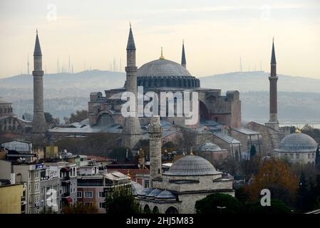 Ein Blick auf Aya Sofya, das Wahrzeichen Istanbuls in der Türkei. Stockfoto