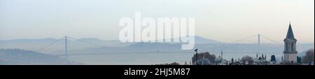 Justizturm am Topkapi-Palast mit der Martyrer-Brücke vom 15. Juli im Hintergrund. In Istanbul, Türkei. Stockfoto