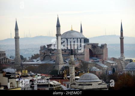 Ein Blick auf Aya Sofya, das Wahrzeichen Istanbuls in der Türkei. Stockfoto