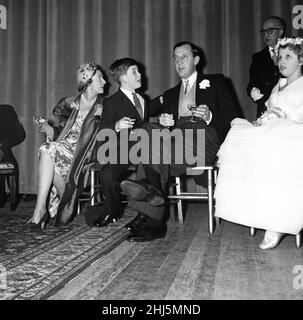 Die Hochzeit von Pamela Mountbatten und David Hicks in der Romsey Abbey, Hampshire. Prinz Charles und Prinzessin Anne stoßen das Paar mit alkoholfreiem Apfelwein an, zusammen mit dem besten Mann John Knatchbull, 7th Baron Brabourne und Edwina Mountbatten. 13th. Januar 1960. Stockfoto