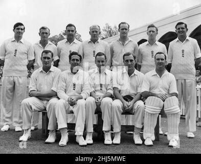 West Indies Cricket Tour of England 1957, 1st Test, England gegen West Indies in Edgbaston, Birmingham, gespielt vom 30th. Mai bis 4th. Juni 1957. 5-tägiges Spiel, Spiel gezogen. Unser Bild zeigt das England Cricket Team, Juni 1957. Stockfoto