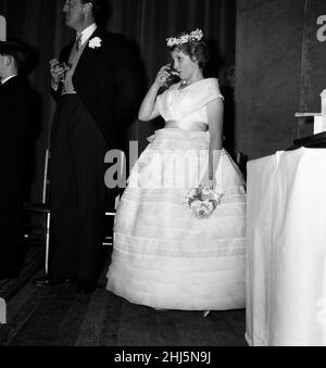 Die Hochzeit von Pamela Mountbatten und David Hicks in der Romsey Abbey, Hampshire. Prinzessin Anne toast das Paar mit nicht-alkoholischem Apfelwein. 13th. Januar 1960. Stockfoto