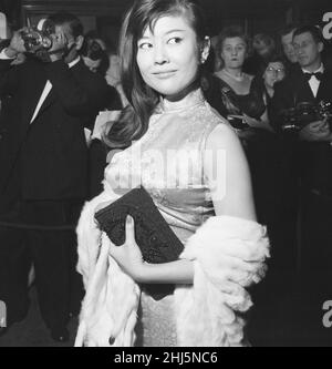 The Inn of the Sixth Happiness, Filmpremiere im Odeon, Leicester Square, London, Sonntag, 23rd. November 1958. Tsai Chin, der die Figur Sui-Lan spielt Stockfoto