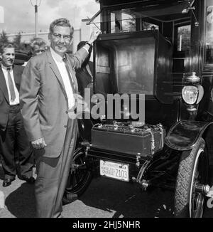 Ein revolutionäres Auto mit Sonnenenergie. Dr. Charles Escoffery mit seinem Oldtimer. Dr. Charles Escoffery ist ein Wissenschaftler aus El Segundo, Kalifornien, der Pionierarbeit bei der Entwicklung von Solarzellen geleistet hat. 9th. August 1960. Stockfoto