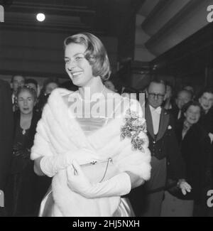 The Inn of the Sixth Happiness, Filmpremiere im Odeon, Leicester Square, London, Sonntag, 23rd. November 1958. Ingrid Bergman, die die Figur Gladys Aylward spielt. Stockfoto