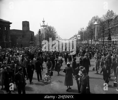 Die Hochzeit von Prinzessin Margaret und Antony Armstrong-Jones. Im Bild, gute Gratulanten am Tag der Hochzeit. 6th Mai 1960. Stockfoto