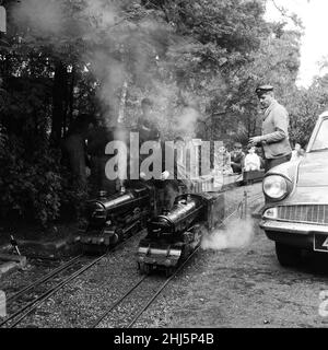 Eisenbahnliebhaber kommen in der Miniatureisenbahn in 'Greywood', dem Garten von Sir John Samuel, im Burwood Park, Walton-on-Thames, auf ihre Kosten. 13th. August 1961. Stockfoto