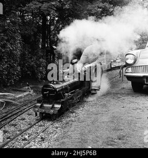 Eisenbahnliebhaber kommen in der Miniatureisenbahn in 'Greywood', dem Garten von Sir John Samuel, im Burwood Park, Walton-on-Thames, auf ihre Kosten. 13th. August 1961. Stockfoto