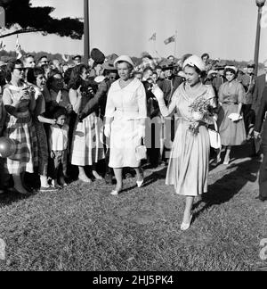 Königin Elizabeth II. Während der Königlichen Tour durch Kanada. Die Queen geht im Parry Sound an der Georgian Bay, Ontario, Kanada, unter den Massen von Urlaubern. 4th. Juli 1959. Stockfoto