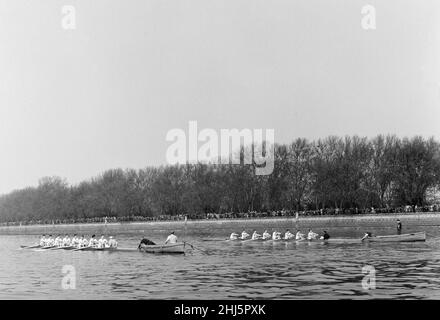 The Boat Race, Cambridge / Oxford. 1957. Bild zu Beginn des Rennens an der Putney Bridge. Das Rennen fand vom Startpunkt an der Putney Bridge an der Themse in London bis zur Ziellinie an der Chiswick Bridge im Mortlake-Gebiet in West London statt. Die Boat Race Course, bekannt als Championship Course, ist 4 Meilen, 374 Yards oder 6,8 km lang. Das Bootsrennen 103rd fand am 30. März 1957 statt. Das Boat Race findet jährlich statt und ist ein Side-by-Side-Ruderrennen zwischen Crews der Universitäten Oxford und Cambridge entlang der Themse. Das Rennen wurde vom ehemaligen Oxford-Ruderer Gerald E umgestellt Stockfoto