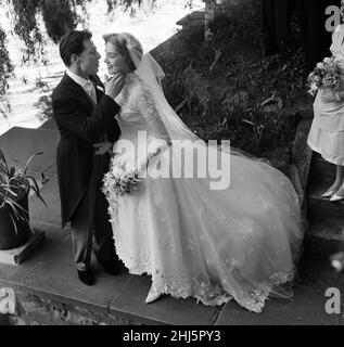 Die Hochzeit von Julie Andrews und Tony Walton in der St Mary Oatlands Church, Weybridge, Surrey. 10th Mai 1959. Stockfoto