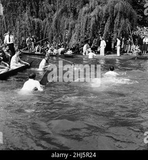 Ein Bootsrennen in Oxford und Cambridge mit einem Unterschied. Es ist das jährliche Punt Relay Race, das abwechselnd in Oxford und Cambridge stattfindet. Das diesjährige Rennen fand auf der River Cam in Cambridge statt. 19th Mai 1957. Stockfoto