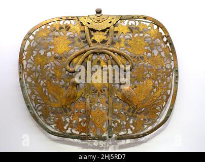 Stilisierter fächerförmiger Anhänger mit Vogelschmuck und Blumen, Japan, Kamakura-Zeit, 13th. Jahrhundert n. Chr., vergoldete Bronze Stockfoto