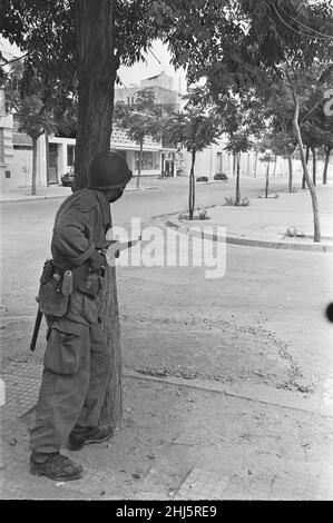 Die Bizerte-Krise 1961French Soldaten auf den Straßen von Bizerte . 21st 1961. Juli die Krise entstand, nachdem tunesische Truppen den französischen Marinestützpunkt Bizerte umzingelt und blockiert hatten, in der Hoffnung, Frankreich dazu zu zwingen, seine letzten Bestände im Land aufzugeben. Nachdem Tunesien Frankreich vor Verstößen gegen den tunesischen Luftraum gewarnt hatte, schickten die Franzosen einen Hubschrauber auf tunesische Truppen, die mit Warnschüssen reagierten. Als Reaktion auf die Blockade wurden 800 französische Fallschirmjäger eingeschickt. Als die Fallschirmjäger auf dem Flugplatz landeten, besprühten sie tunesische Truppen mit Maschinengewehrfeuer. Die Franzosen antworteten mit ai Stockfoto