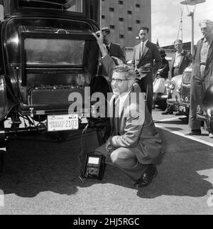 Ein revolutionäres Auto mit Sonnenenergie. Dr. Charles Escoffery mit seinem Oldtimer. Dr. Charles Escoffery ist ein Wissenschaftler aus El Segundo, Kalifornien, der Pionierarbeit bei der Entwicklung von Solarzellen geleistet hat. 9th. August 1960. Stockfoto