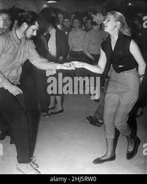 Ein Paar tanzt das Jive am Eröffnungsabend des Cavern Club in Liverpool, 15th. Januar 1957. Der Cavern Club ist ein Nachtclub in der 10 Mathew Street in Liverpool, England. Der ursprüngliche Cavern Club wurde am Mittwoch, den 16. Januar 1957, als Jazz-Club eröffnet und wurde später 1960s zum Zentrum der Rock and Roll-Szene in Liverpool. Die Beatles spielten in ihren frühen Jahren im Club. Der ursprüngliche Cavern Club schloss im März 1973 und wurde während der Bauarbeiten an der Merseyrail U-Bahn-Schleife gefüllt. Focus war die letzte Band, die wenige Tage vor dem Shu-Club die ursprüngliche Cavern spielte Stockfoto