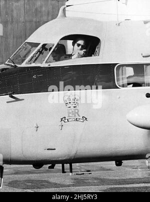 Prinz Philip, der Herzog von Edinburgh, wendet sich der Menge zu, um einen letzten Blick zu werfen, als er nach seinem Besuch St. Athan verlässt, um den Queen's Flight Heron zu pilotieren. St Athan, Wales, 30th. Oktober 1959. Stockfoto