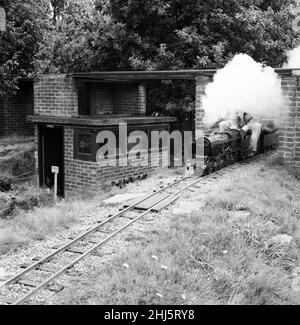 Eisenbahnliebhaber kommen in der Miniatureisenbahn in 'Greywood', dem Garten von Sir John Samuel, im Burwood Park, Walton-on-Thames, auf ihre Kosten. 13th. August 1961. Stockfoto