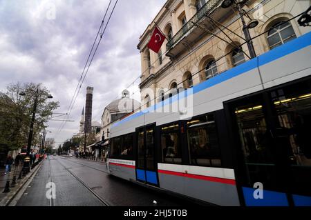 Eine Straßenbahn auf Divan Yolu CD. In Istanbul, Tukrey. Stockfoto