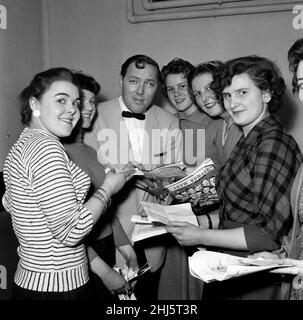 Bill Haley in seiner Garderobe im Dominion Theatre, Tottenham Court Road, mit seinen Fans. Sechstausend Menschen gaben Rock 'n' Roll-König Bill Haley bei der Abschiedsnacht von Haley, die der Daily Mirror einsetzte, einen königlichen Abschiedsgruß. 10th. März 1957. Stockfoto