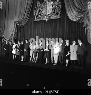Die Probe fand heute Morgen für die Royal-Filmvorführung statt, die am Montagabend vor Mitgliedern der Royal Family im Odeon, Leicester Square, stattfinden wird. Leslie Phillips, Tony Hancock, Peter Sellers, Warren Beatty, Joan Collins, John Mills, Susannah York, Kenneth More, Shirley Anne Field, Max Bygraves, Adam Faith und Sid James posieren mit anderen Darstellern. 19th. Februar 1961. Stockfoto