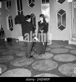Sophia Loren und Peter Sellers in einer Szene aus dem Film „die Millionärin“ in den MGM Filmstudios in Elstree. 13th. Juli 1960. Stockfoto