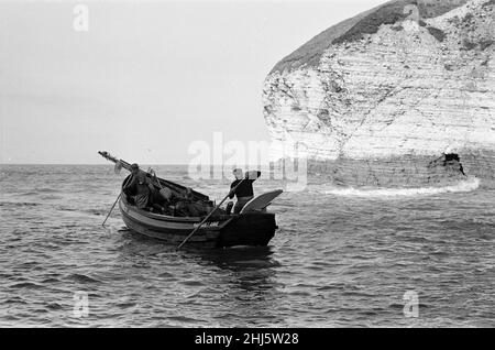 Fischer George Emmerson mit seinem hingebungsvollen Hund Sandy, bei der Arbeit in Flamborough abgebildet. 30th. Oktober 1960. Stockfoto