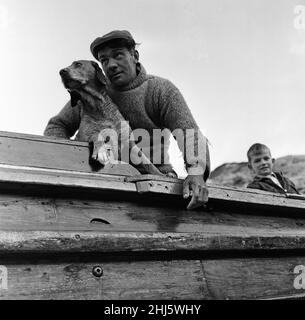 Fischer George Emmerson mit seinem hingebungsvollen Hund Sandy, bei der Arbeit in Flamborough abgebildet. 30th. Oktober 1960. Stockfoto