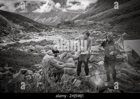 30th. Juli 2018, Russland, Kodar Bergregion, Wanderer auf dem Halt schwarz-weiß Stockfoto