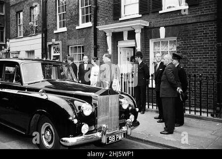 Am zweiten Tag des privaten London-Besuches des amerikanischen Präsidenten John F. Kennedy und der First Lady Jacqueline Kennedy zur Taufe ihrer Nichte Anna Christina Radziwill in der Westminster Abbey.der damalige Präsident und seine Frau verlassen das Londoner Haus von Prinzessin Lee Radziwill, Jackie Kennedys Schwester, Zu seinen Ehren zu einem Abendessen, das von Königin Elizabeth II. Am Abend im Buckingham Palace veranstaltet wird. 5th. Juni 1961. Stockfoto